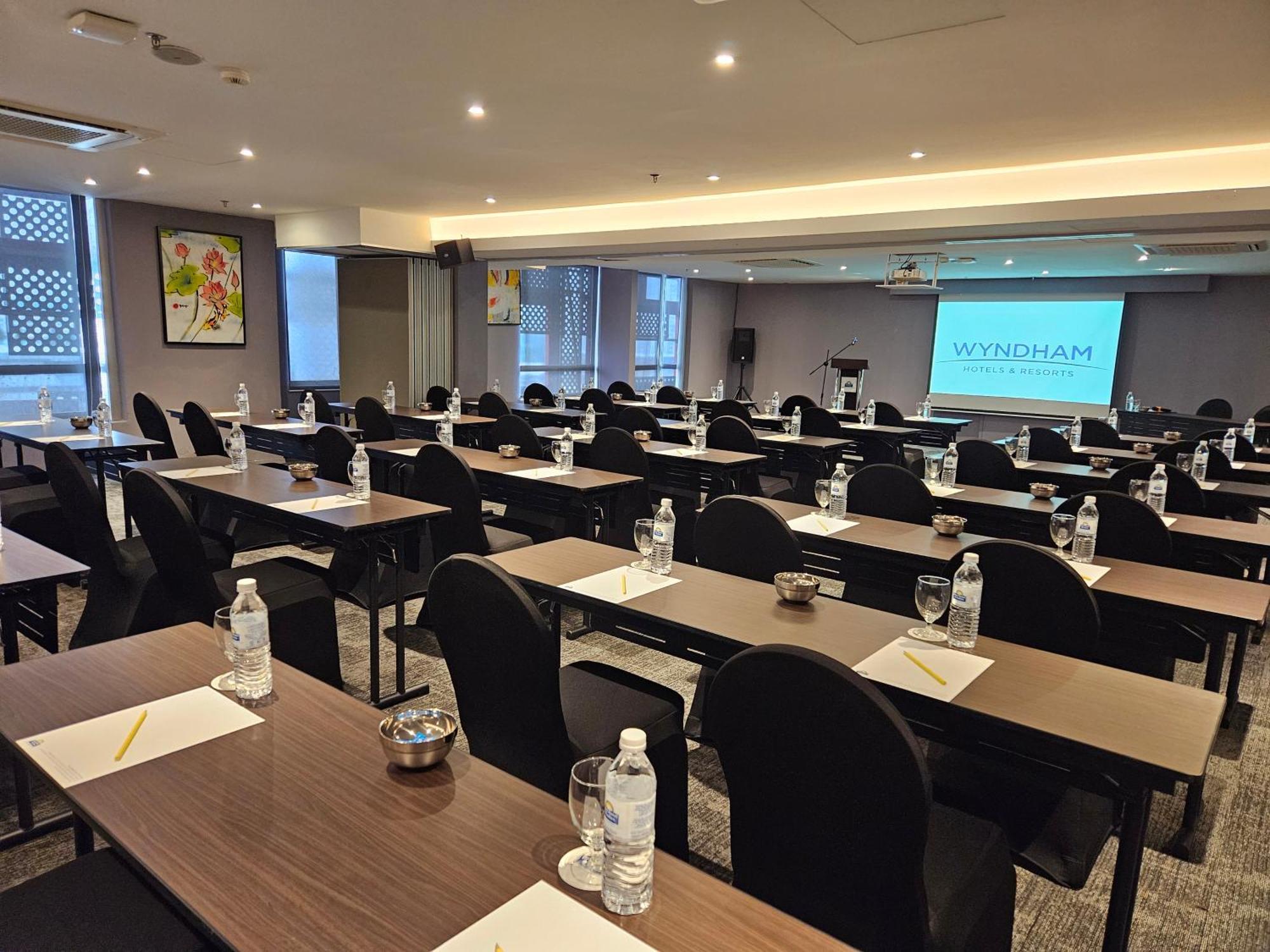 Days Hotel & Suites By Wyndham Kl - Chan Sow Lin Mrt Or Lrt Kuala Lumpur Buitenkant foto