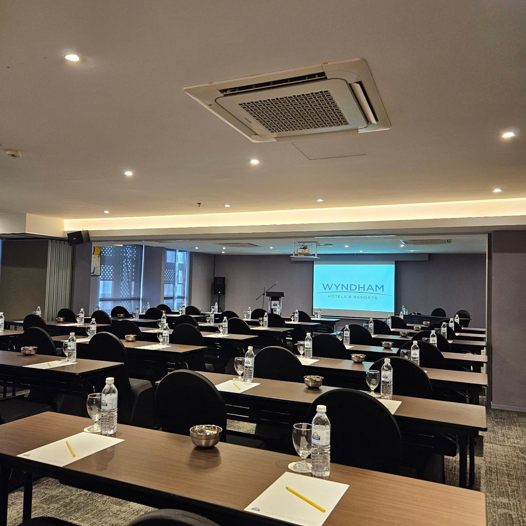Days Hotel & Suites By Wyndham Kl - Chan Sow Lin Mrt Or Lrt Kuala Lumpur Buitenkant foto