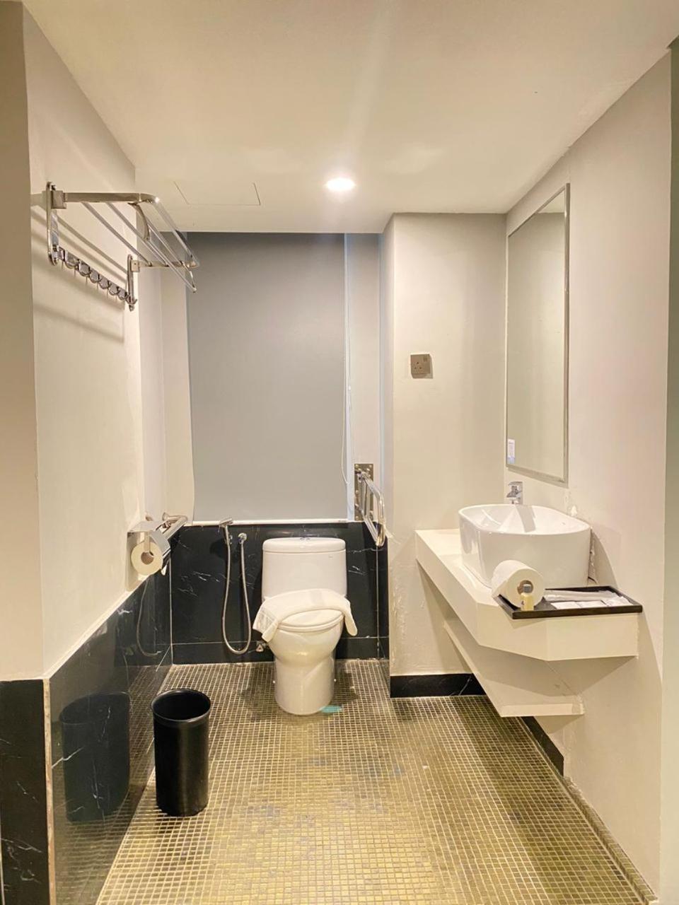 Days Hotel & Suites By Wyndham Kl - Chan Sow Lin Mrt Or Lrt Kuala Lumpur Buitenkant foto
