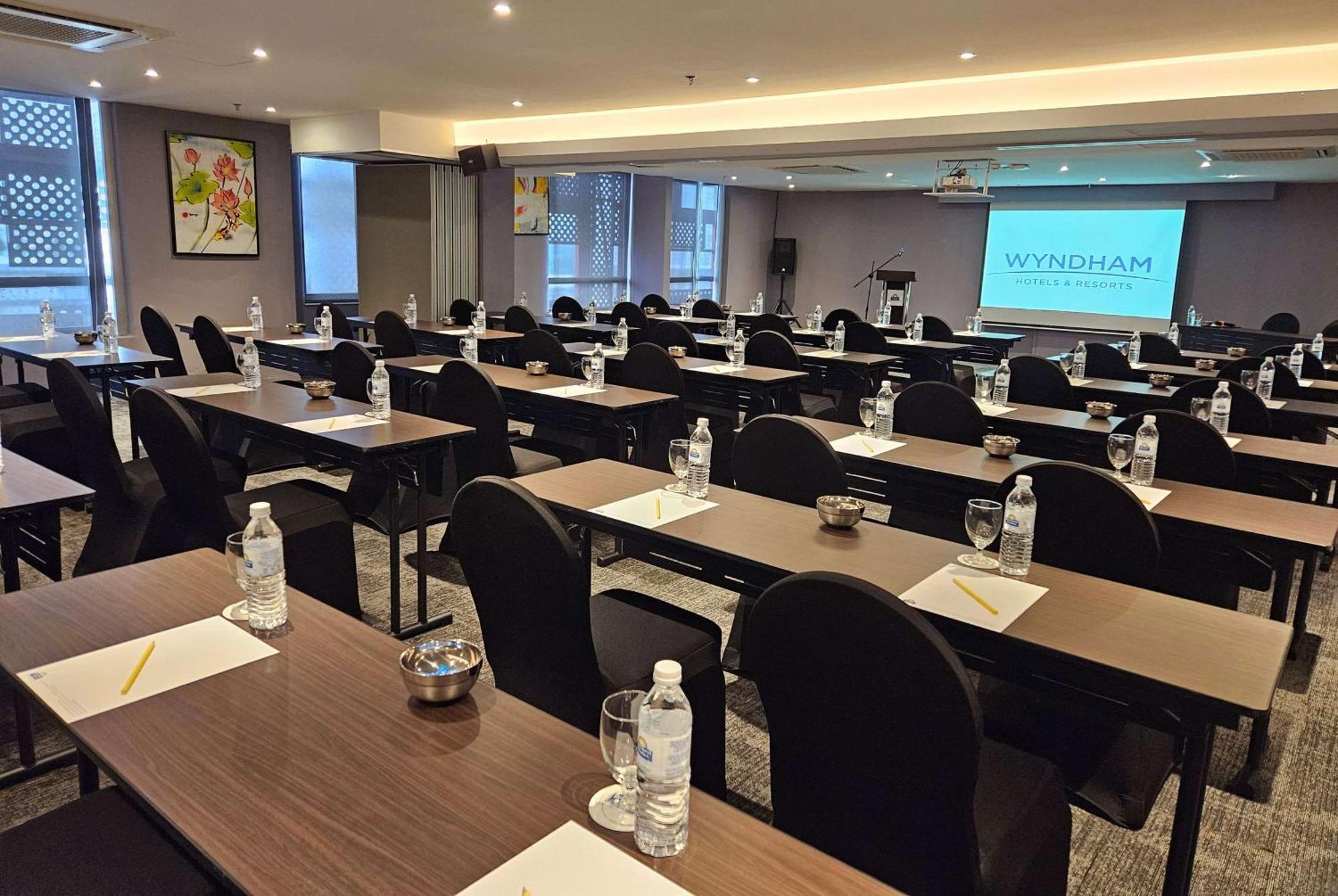 Days Hotel & Suites By Wyndham Kl - Chan Sow Lin Mrt Or Lrt Kuala Lumpur Buitenkant foto